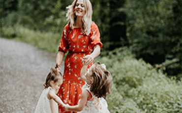 mom dancing daughters